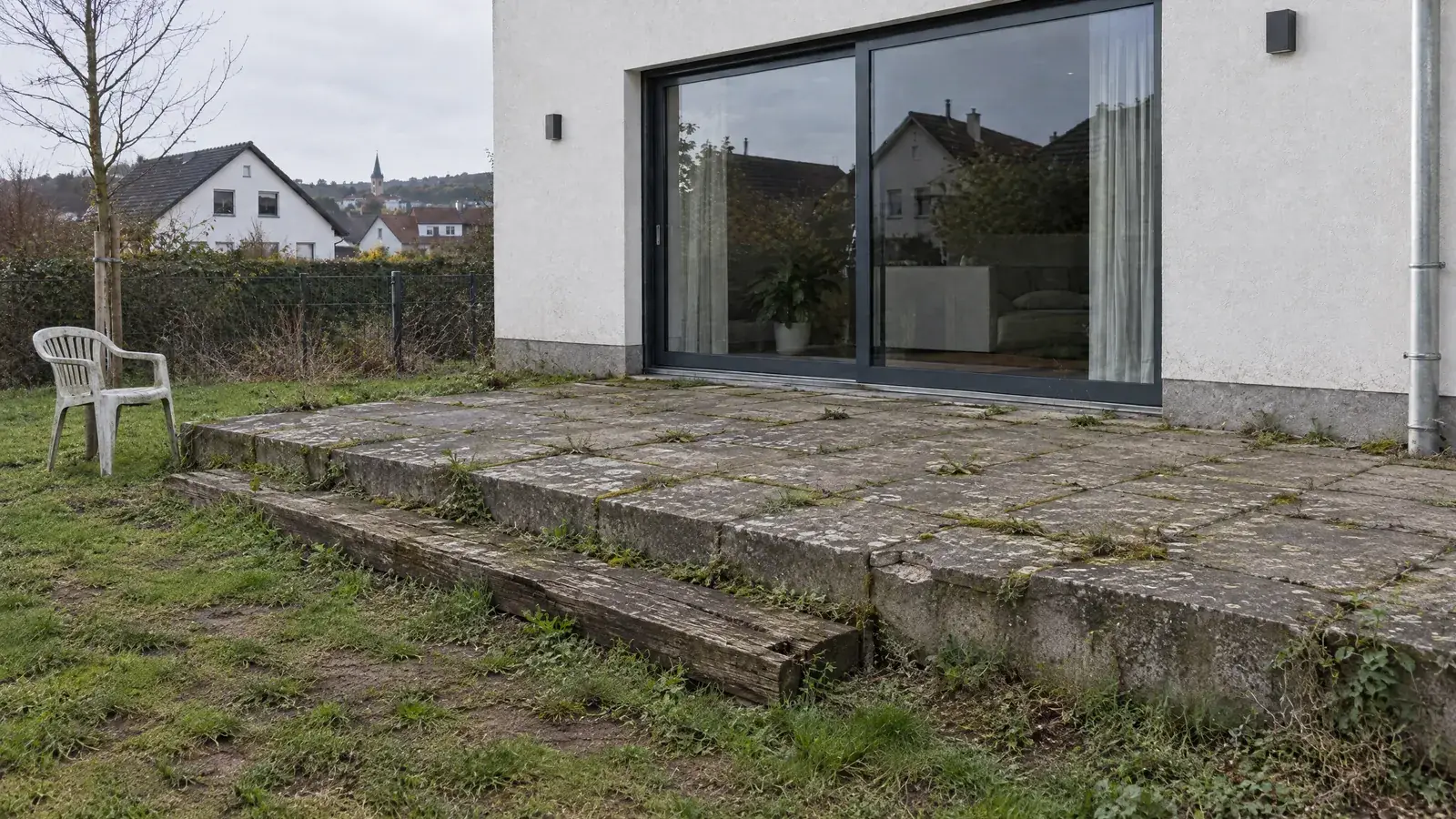 KI-Bild, vorher: alte Waschbetonplatten mit Moos und eine durchgesackte Stufe aus Bahnschwellen